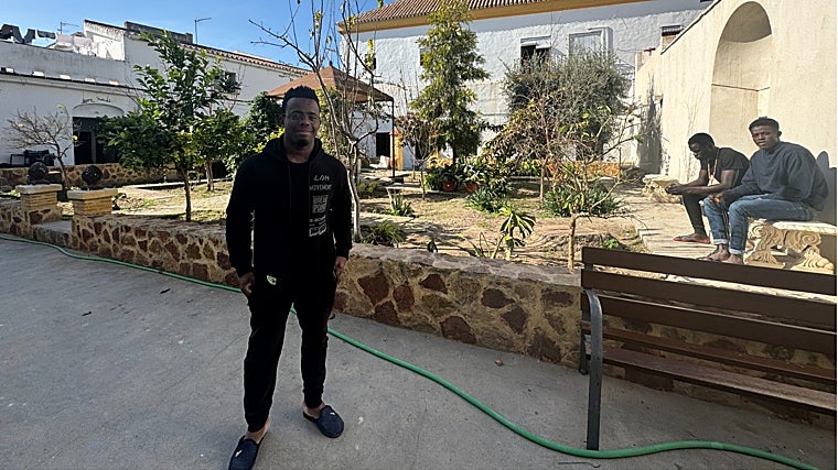 Ibrahim junto a varios compañeros en el centro de acogimiento de Arahal