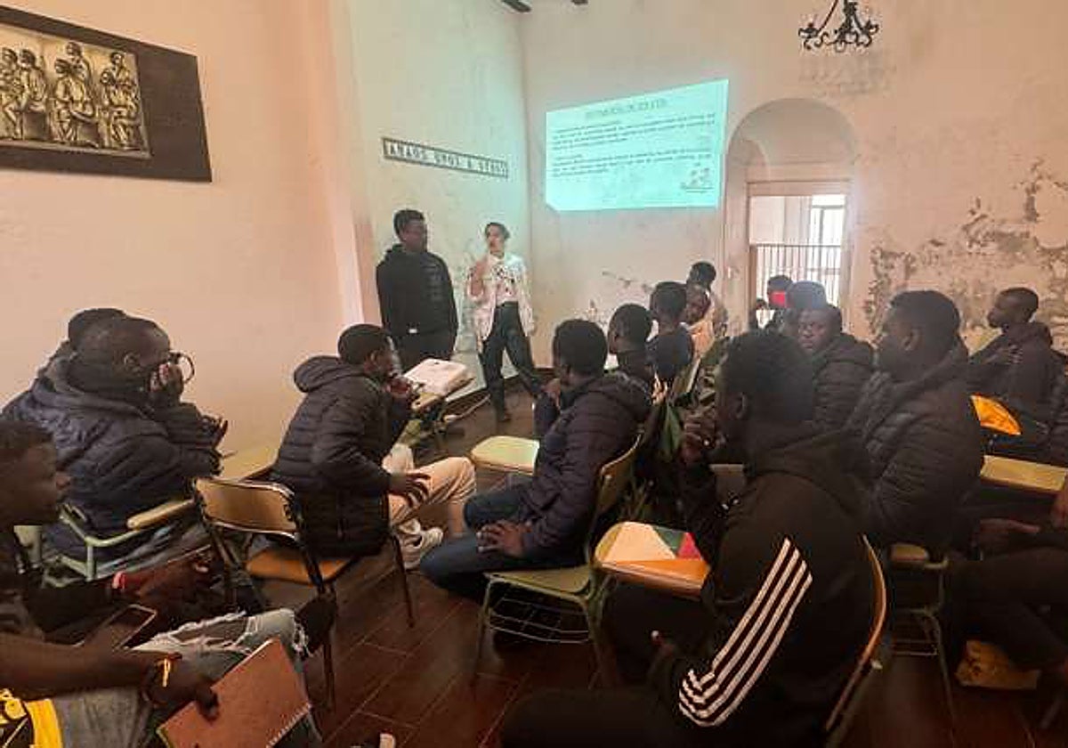 Los usuarios reciben clases de español y se forman en igualdad