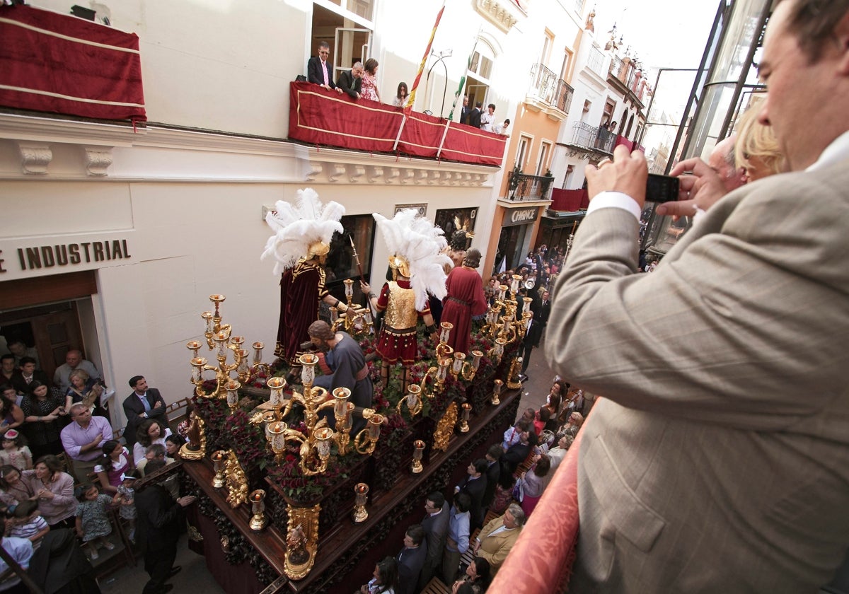 Paso de Nuestro Padre Jesús Despojado de sus Vestiduras, visto desde un balcón de la calle Sierpes