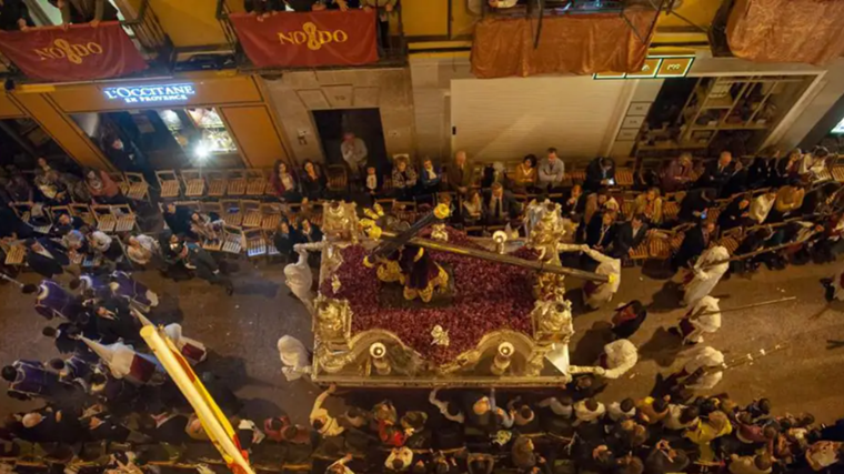 Paso de Nuestro Padre Jesús de la Divina Misericordia, de la Hermandad de las Siete Palabras, desde un balcón de la calle Sierpes