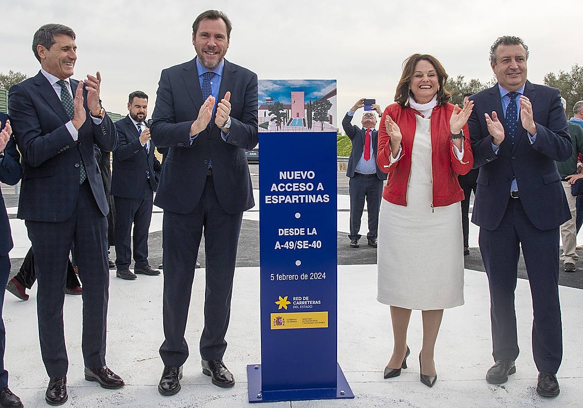 Los socialistas Pedro Fernández, Óscar Puente, Cristina Losarcos y Javier Fernández, este lunes en Espartinas
