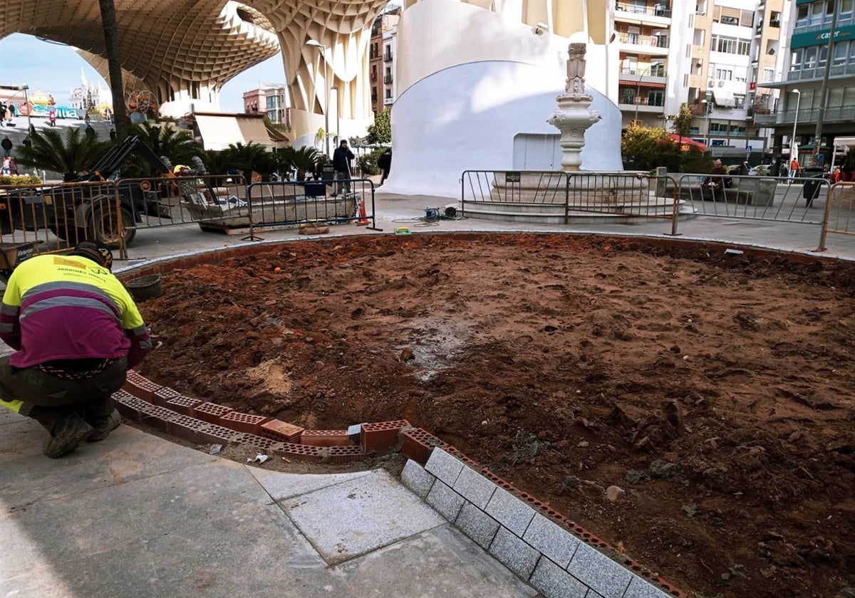 Un técnico de Parques y Jardines reforma un parterre en la Encarnación