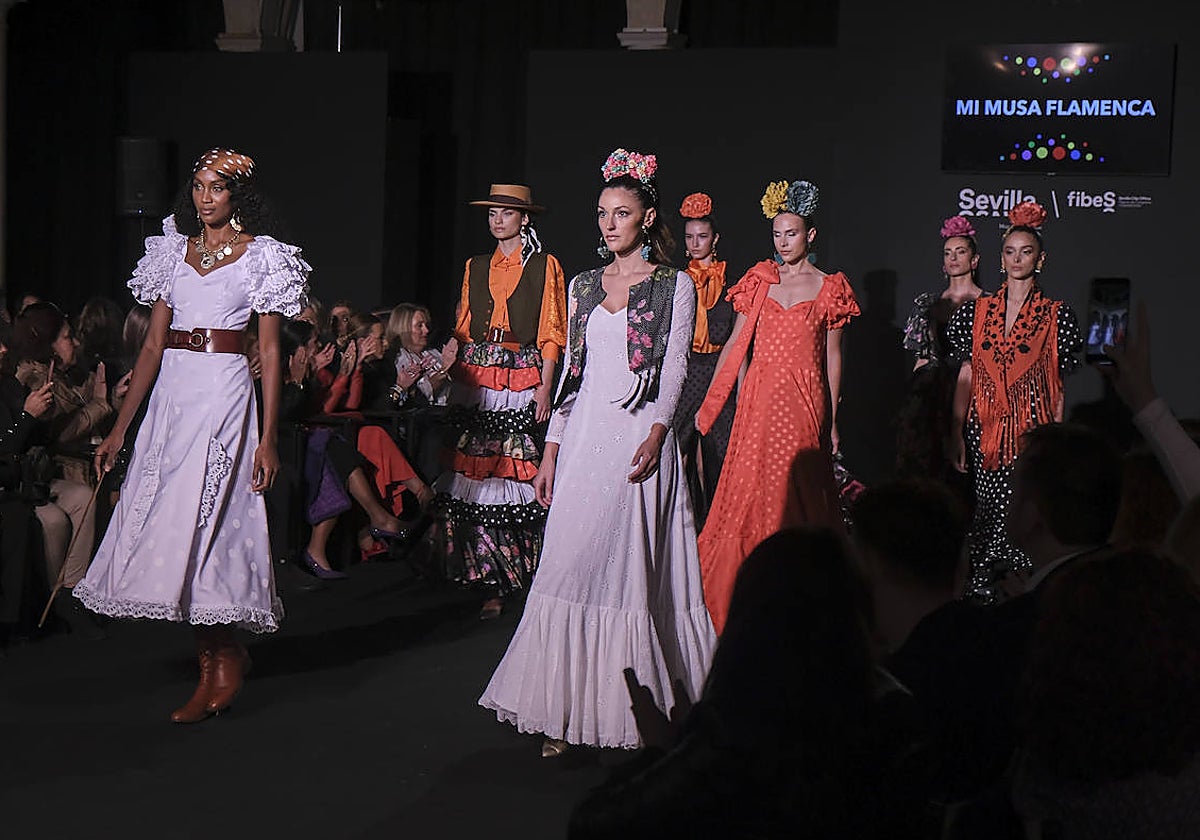 La Fundación Cajasol de Sevilla acoge el desfile de Emprende Lunares