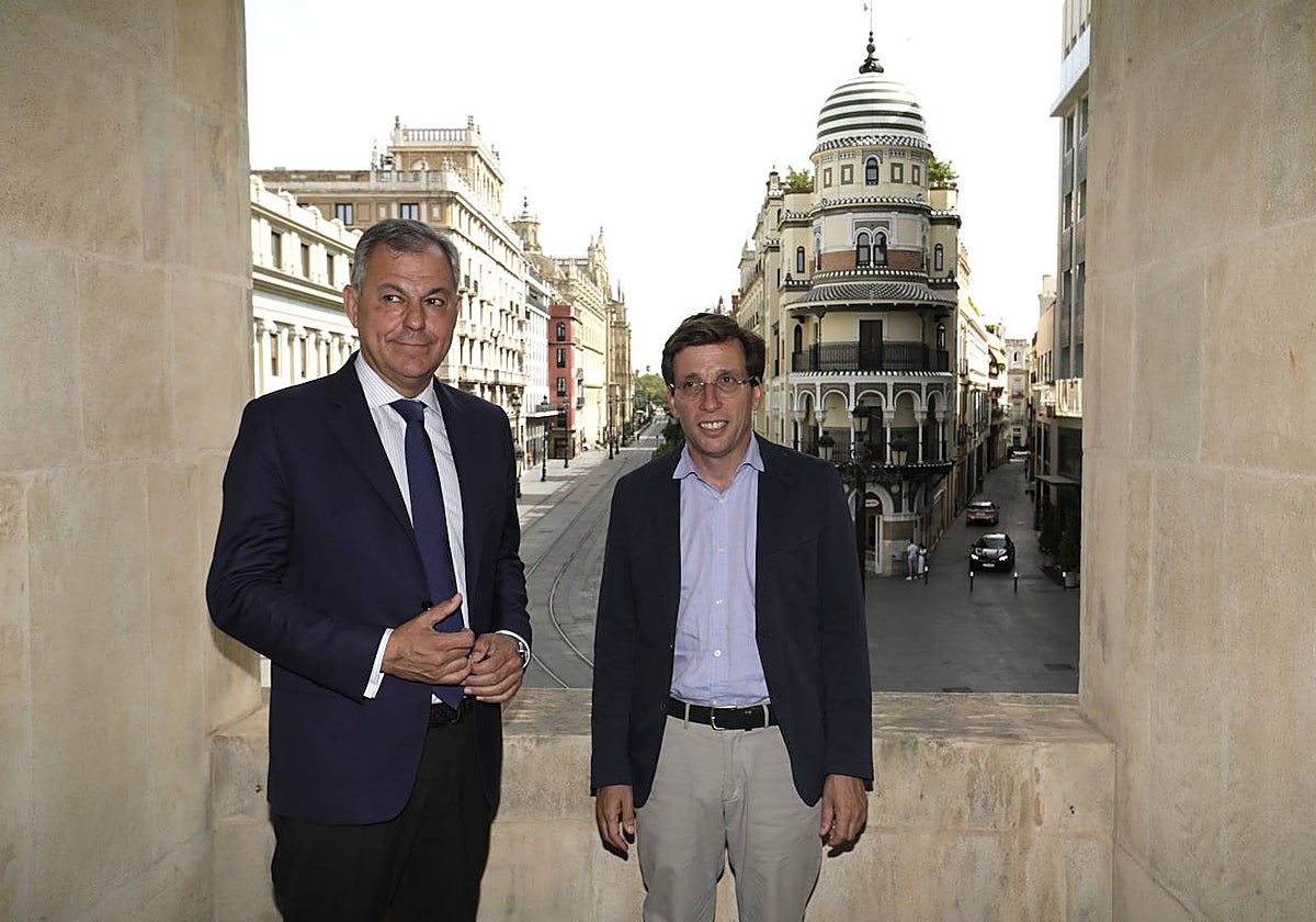 José Luis Sanz y José Luis Martínez Almeida en el balcón del despacho del alcalde de Sevilla