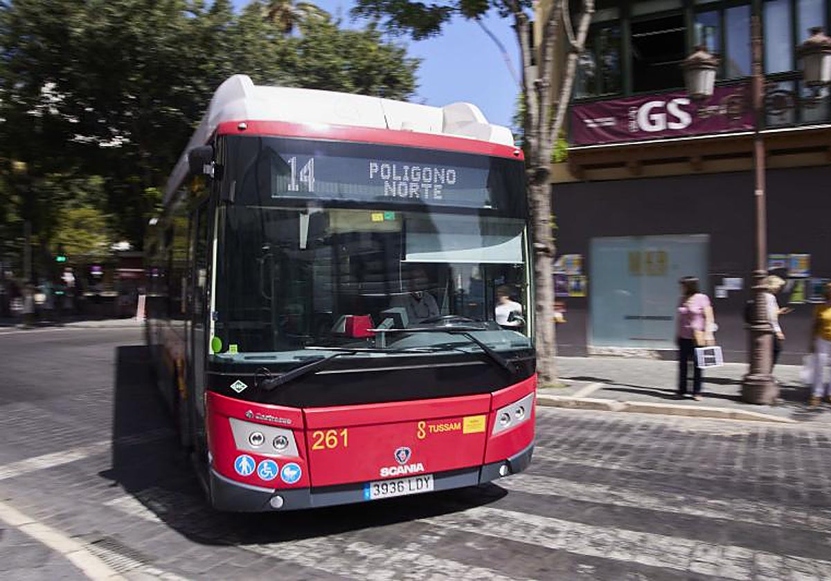 Un autobús de Tussam en el Centro de Sevilla