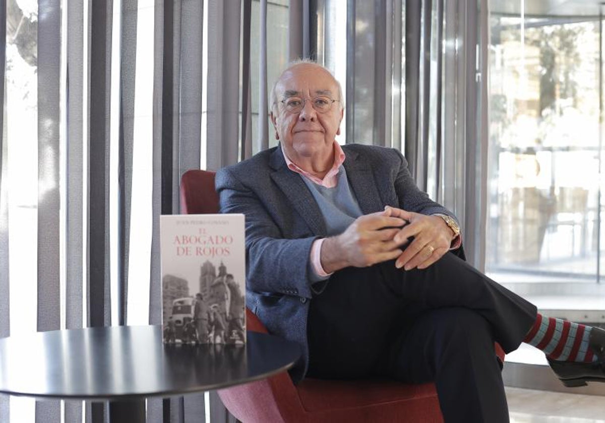 Juan Pedro Cosano durante la presentación de 'El abogado de rojos' en Sevilla