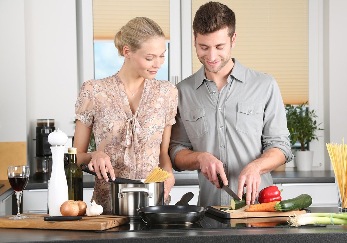 Cocinar juntos es una de las prácticas comunes en las parejas de conviven