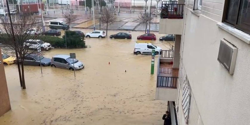 La intensa lluvia deja las primeras inundaciones en Sevilla y obligó a ...