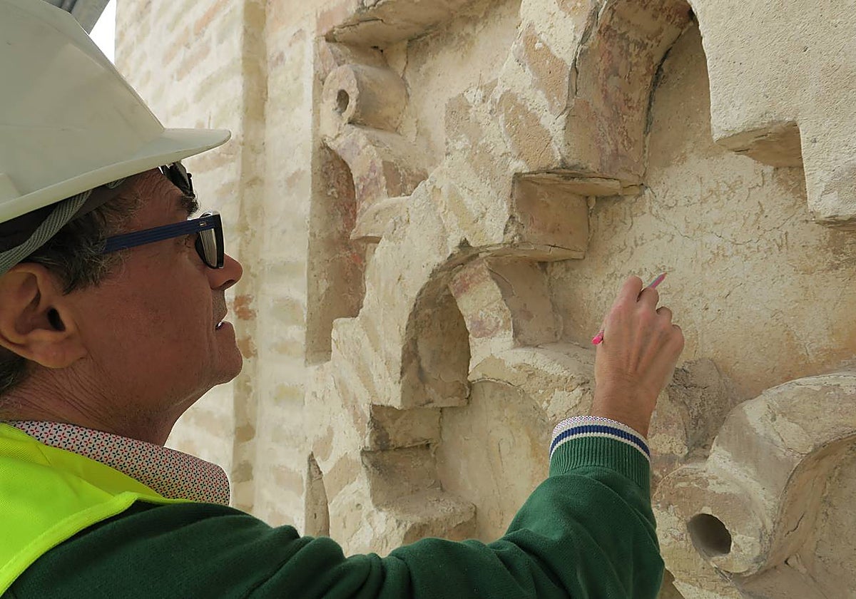 Un operario inspecciona incripcciones en árabe descubiertas en la Giralda