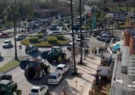 Las tractoradas suben de nivel en Sevilla y tensan la situación en Granada