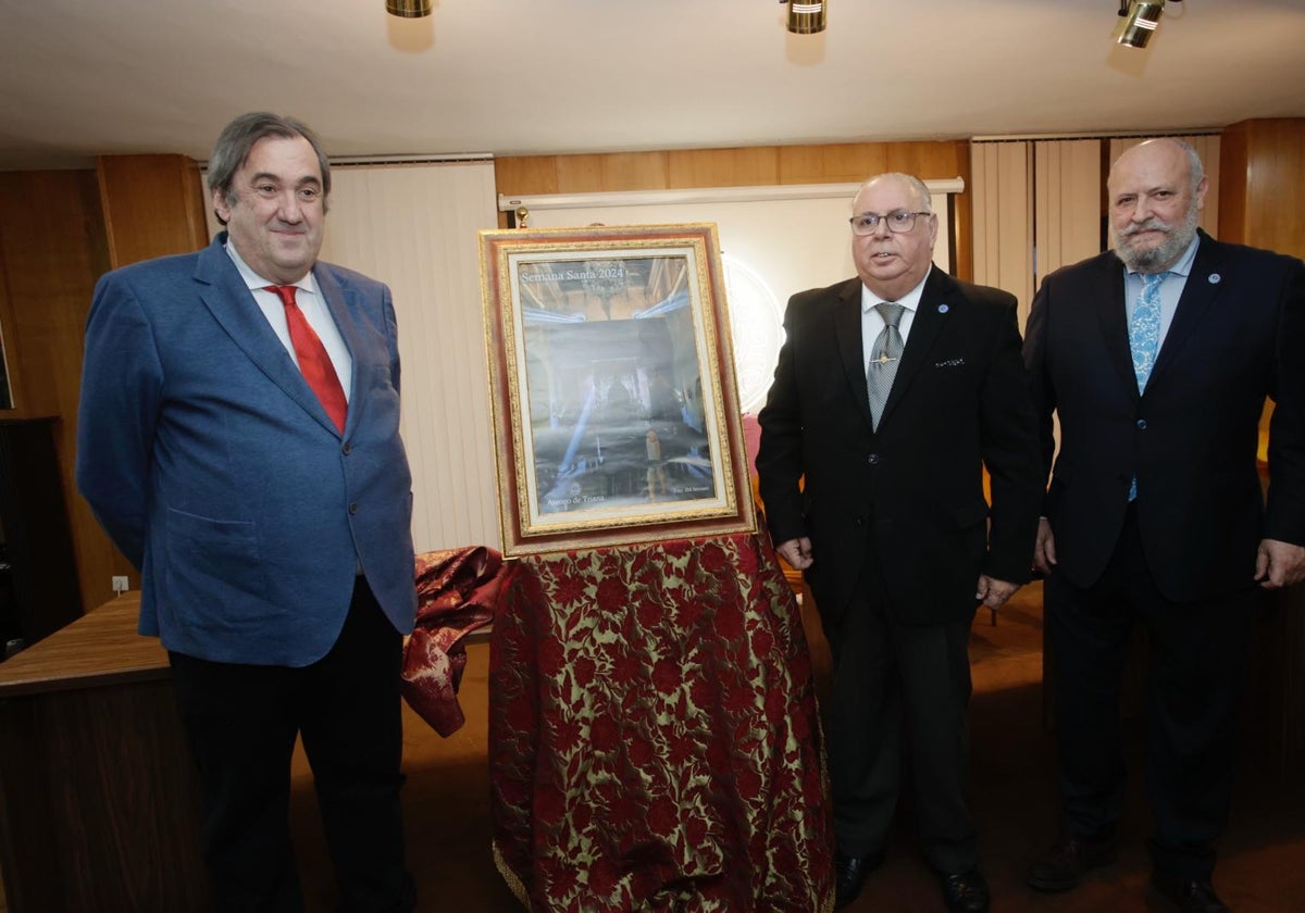 Juan Manuel Serrano; el presidente del Ateneo de Triana, Carlos Varela, y Francisco Molina, junto al cartel