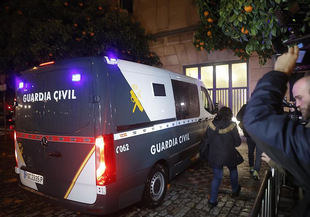 El furgón con los detenidos en los juzgados de Sevilla