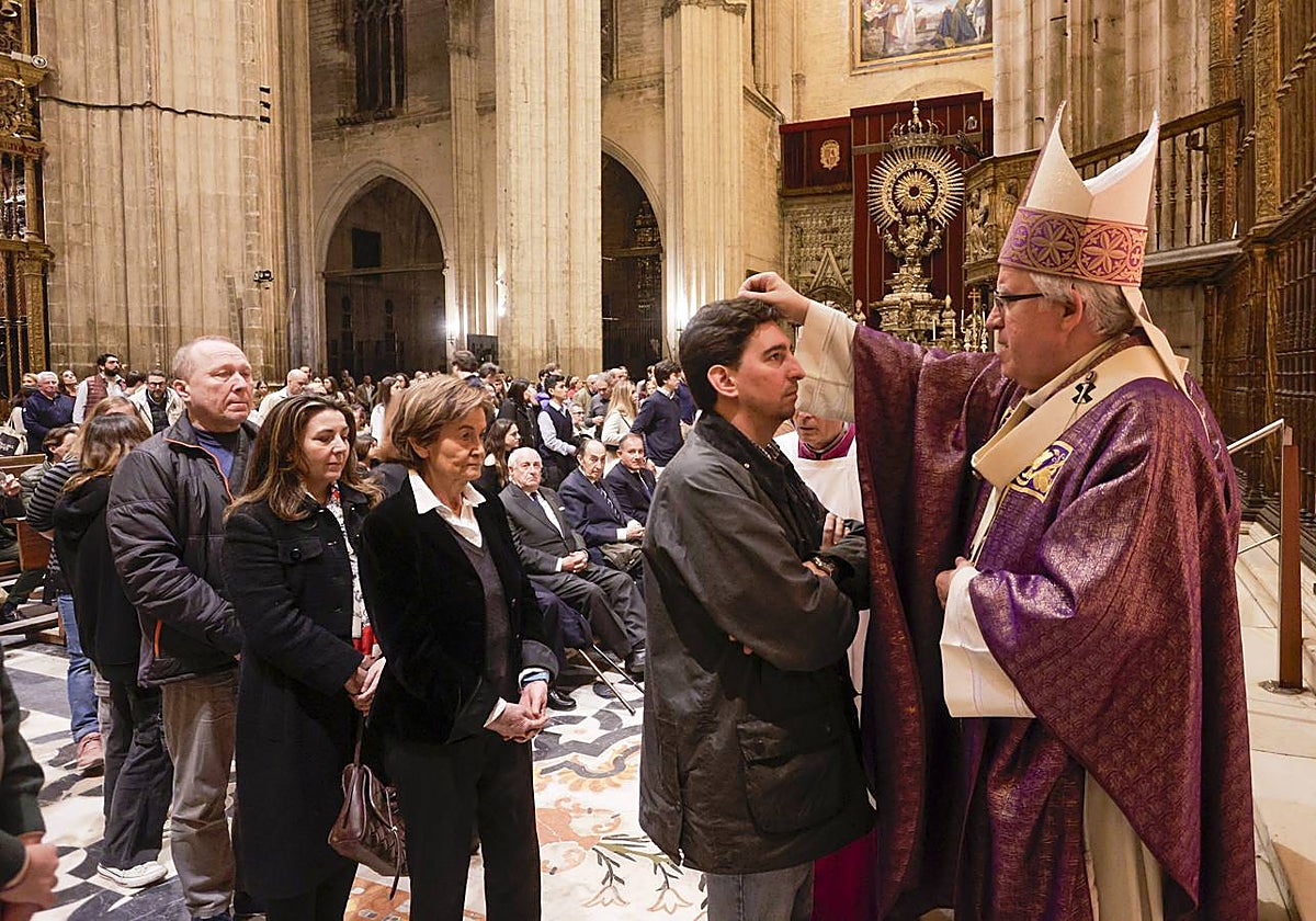 El arzobispo de Sevilla impone las cenizas a los fieles que acudieron a la Catedral