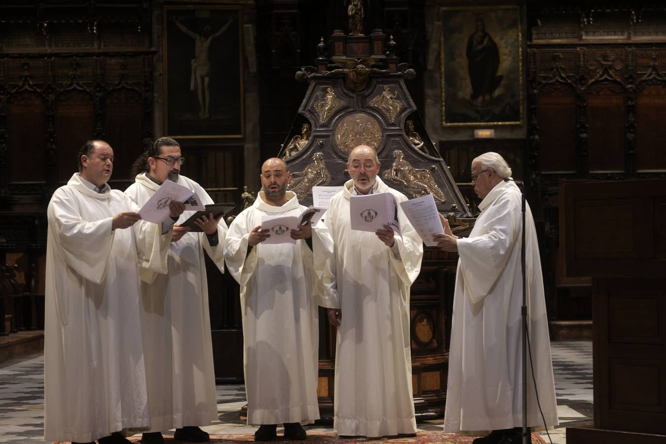 La Catedral de Sevilla se llenó de fieles para que el arzobispo les impusiera las cenizas