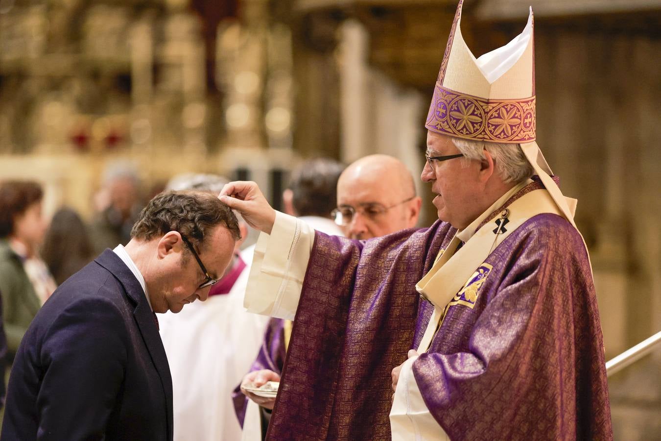 La Catedral de Sevilla se llenó de fieles para que el arzobispo les impusiera las cenizas