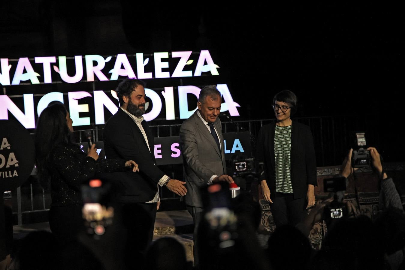 Los jardines del Alcázar durante el espectáculo de luz y color que aumenta aún más si cabe la belleza de este espacio