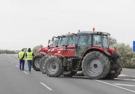 Huelga de agricultores en Sevilla, en directo: última hora de los cortes de tráfico y las protestas con tractores en Andalucía
