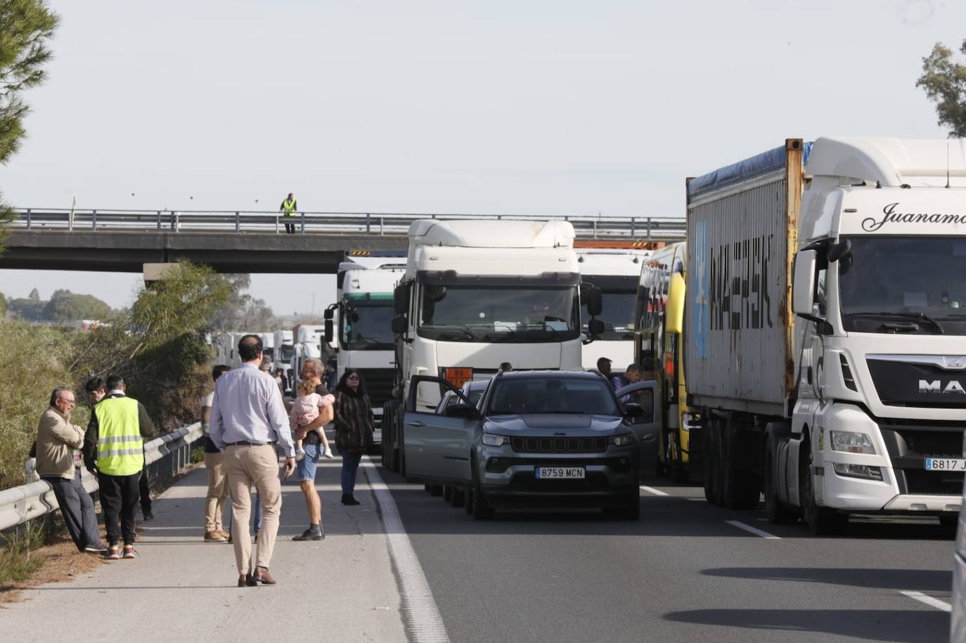 Tractorada en la AP-4 a la altura de Los Palacios y Villafranca
