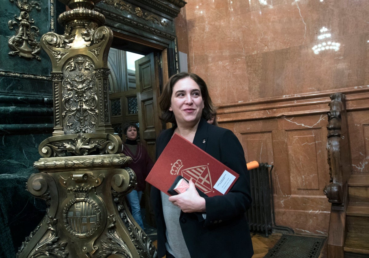 La exalcaldesa de Barcelona, Ada Colau, a su llegada al Pleno municipal en 2018 cuando perdió la moción de confianza