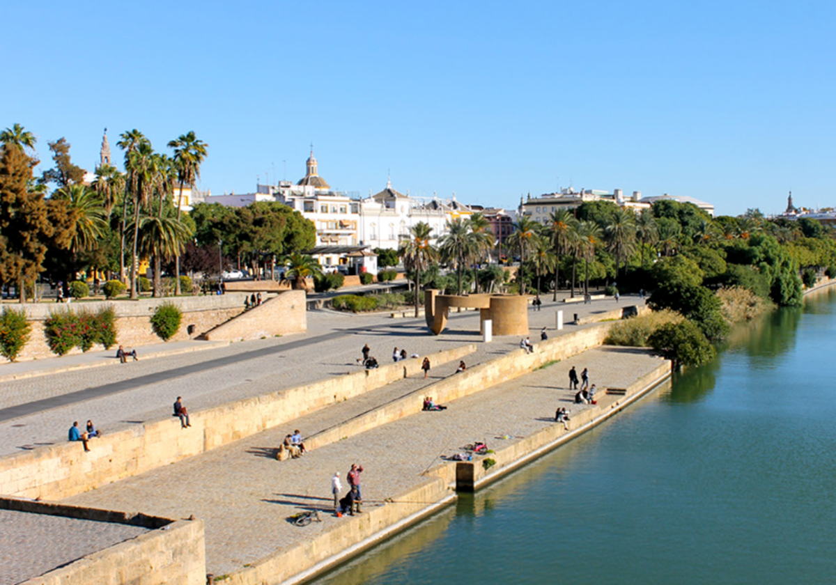 Vista del Muelle de la Sal desde el Puente de Triana en un día de sol en Sevilla