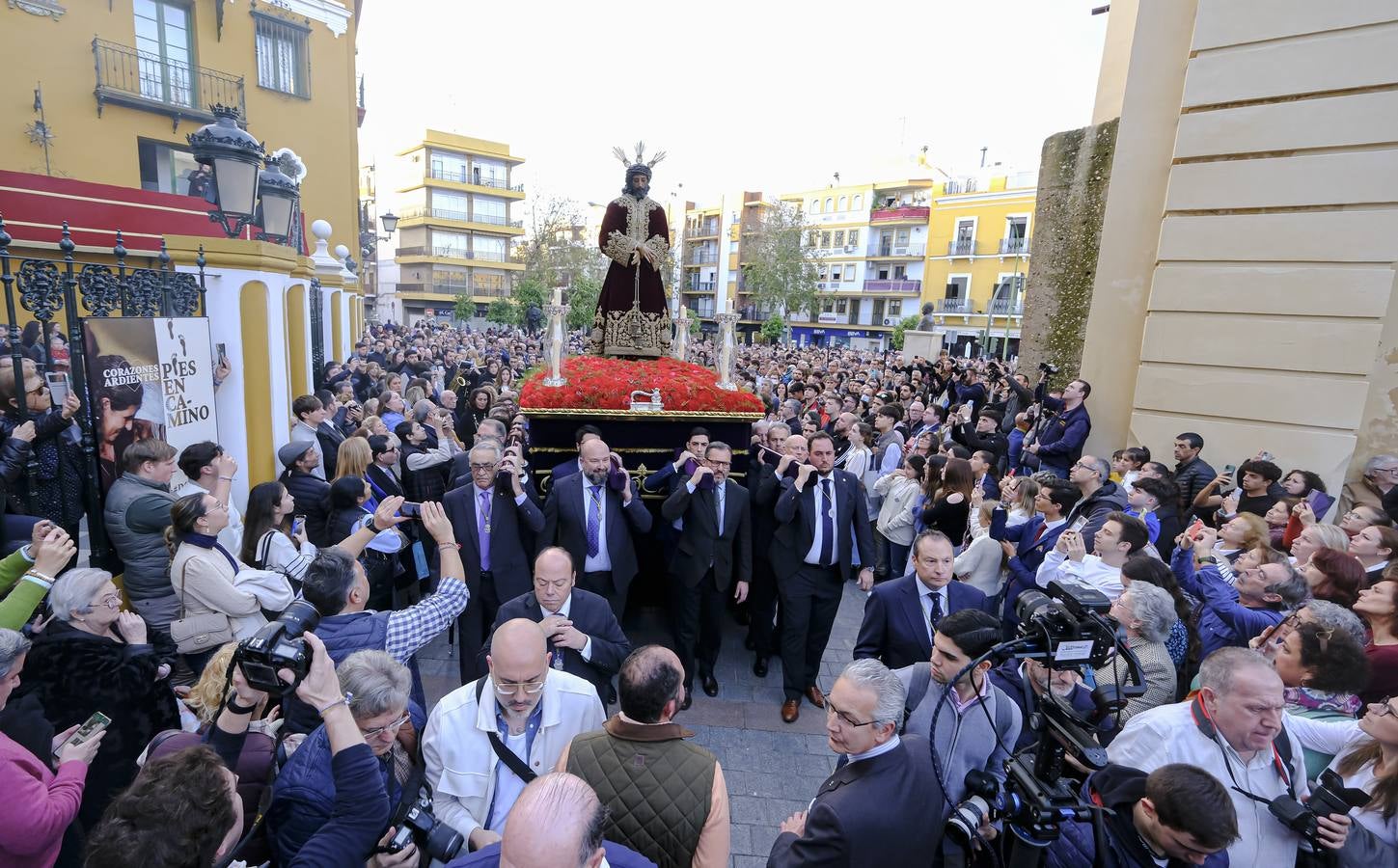 Las calles por las que discurrió el Vía Crucis estaban abarrotadas de gente