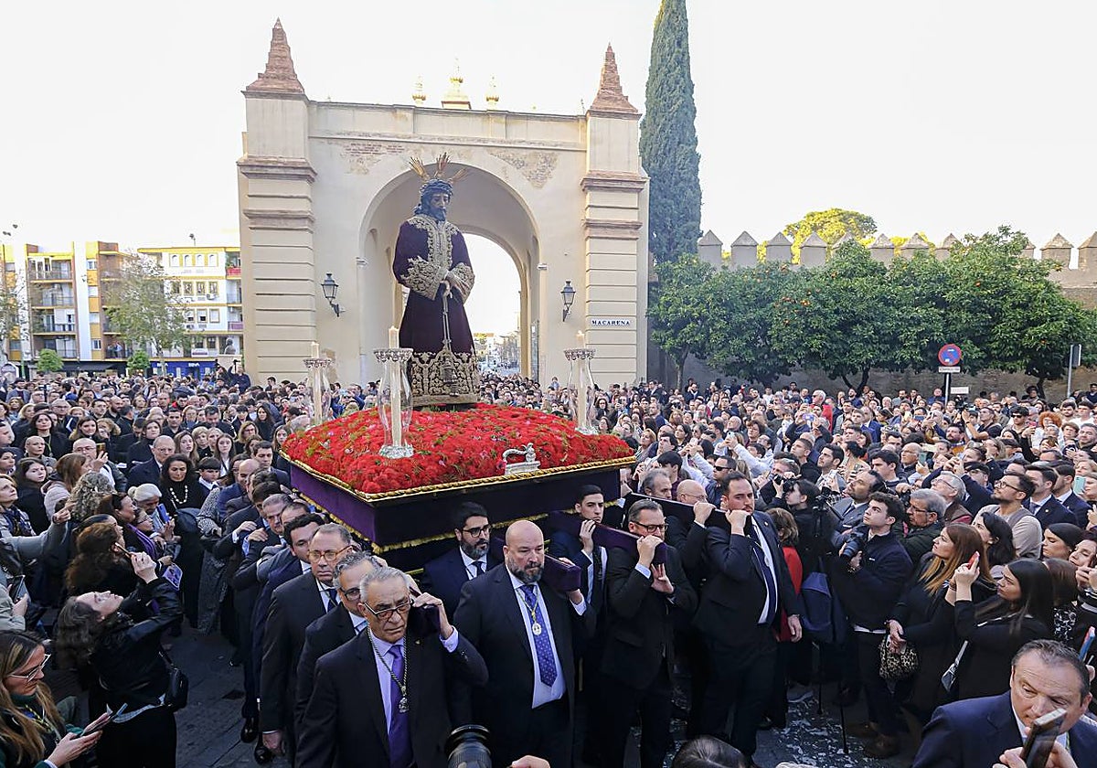 El Señor de la Sentencia a la salida de la Basílica de la Macarena