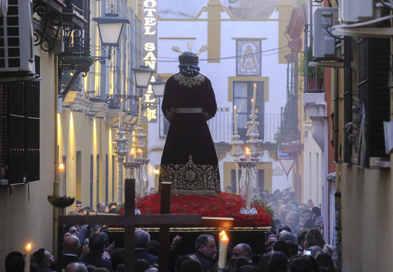 Las calles por las que discurrió el Vía Crucis estaban abarrotadas de gente
