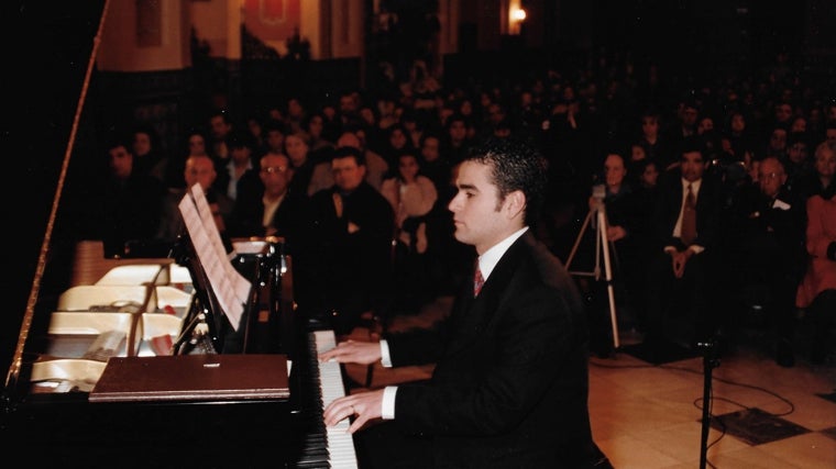 Germán García González, en uno de los primeros conciertos celebrado en la iglesia del Santo Cristo de Arahal