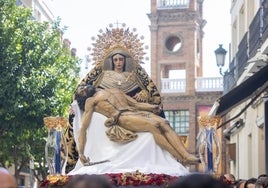 El Baratillo y La Carretería regresaron a sus capillas en un domingo primaveral en Sevilla