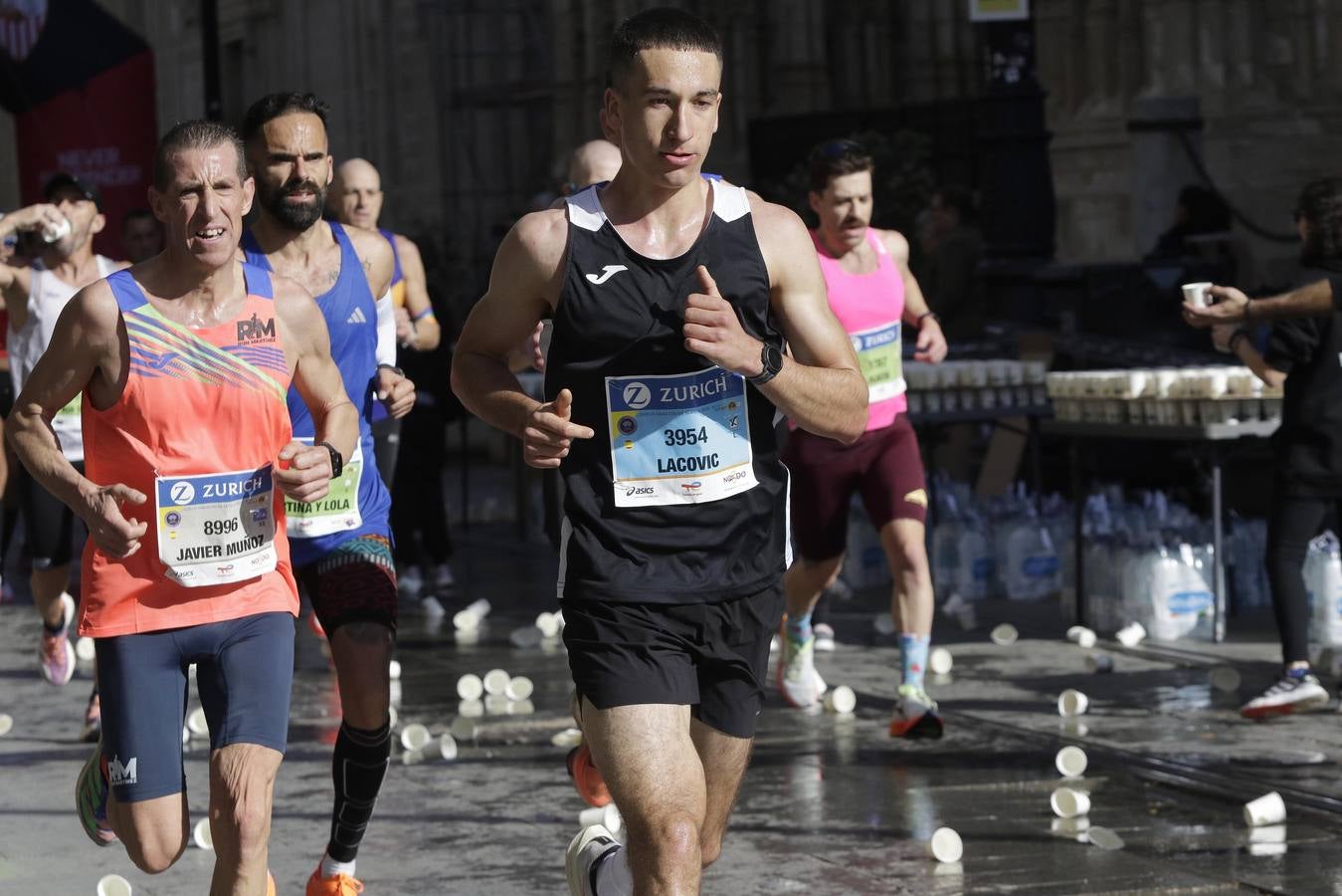 Corredores por el centro histórico de Sevilla
