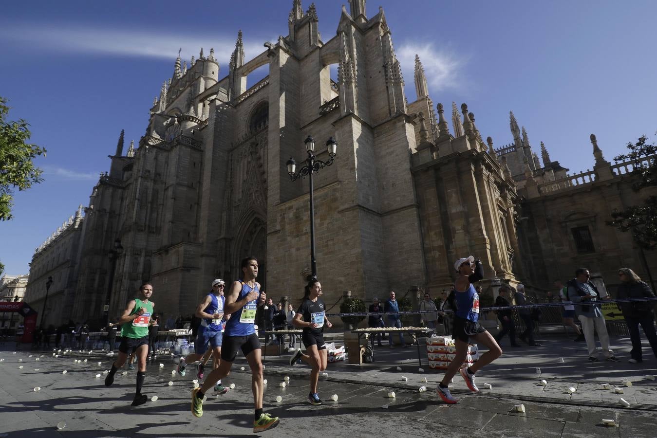 Corredores por el centro histórico de Sevilla