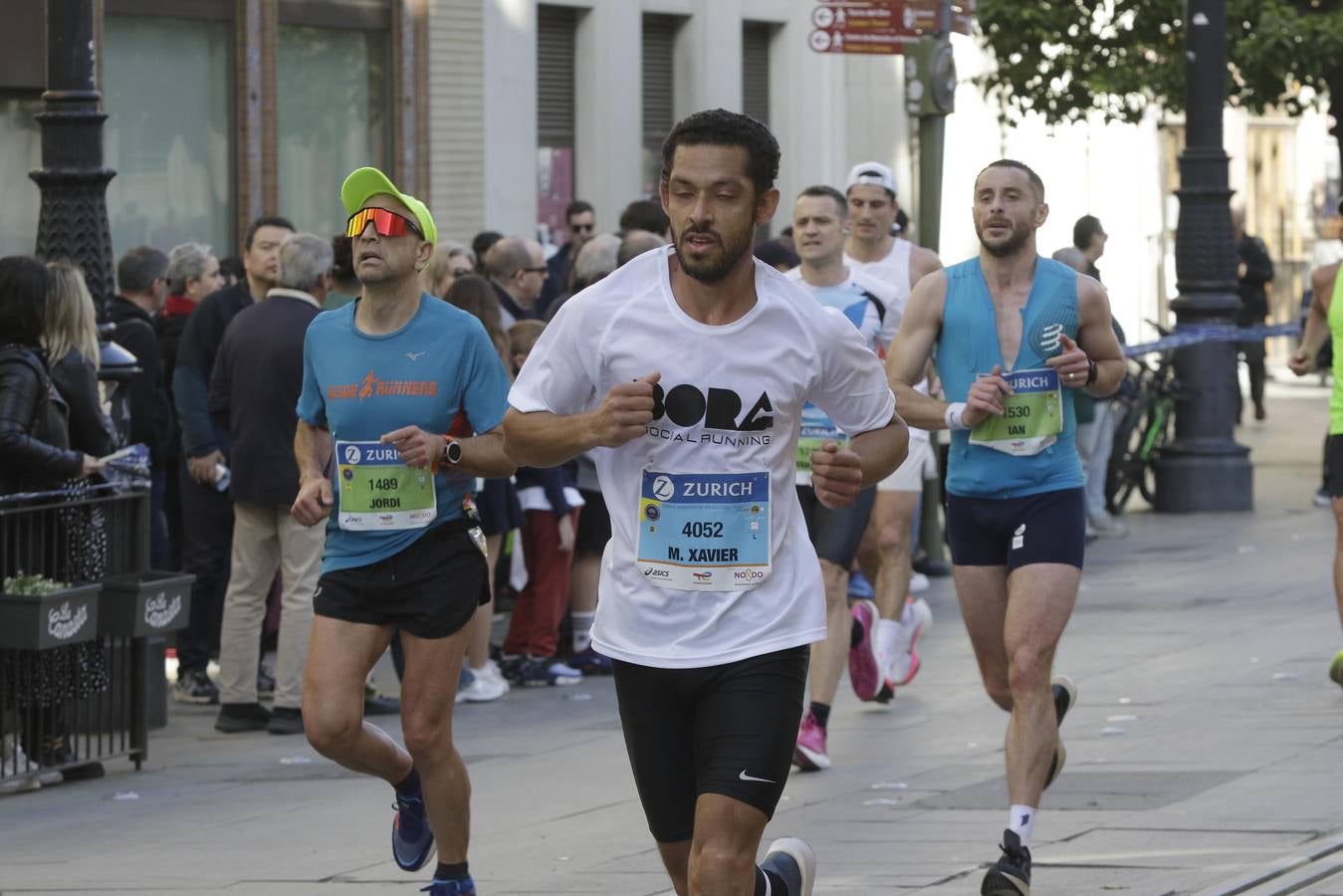 Corredores por el centro histórico de Sevilla