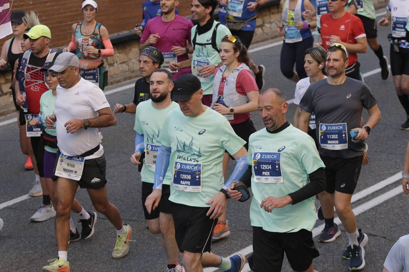 Corredores por el centro histórico de Sevilla