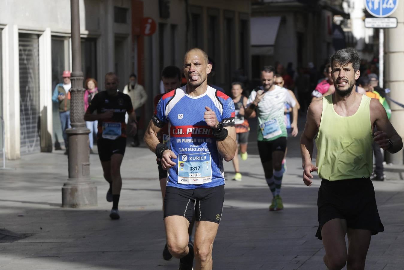 Corredores por el centro histórico de Sevilla
