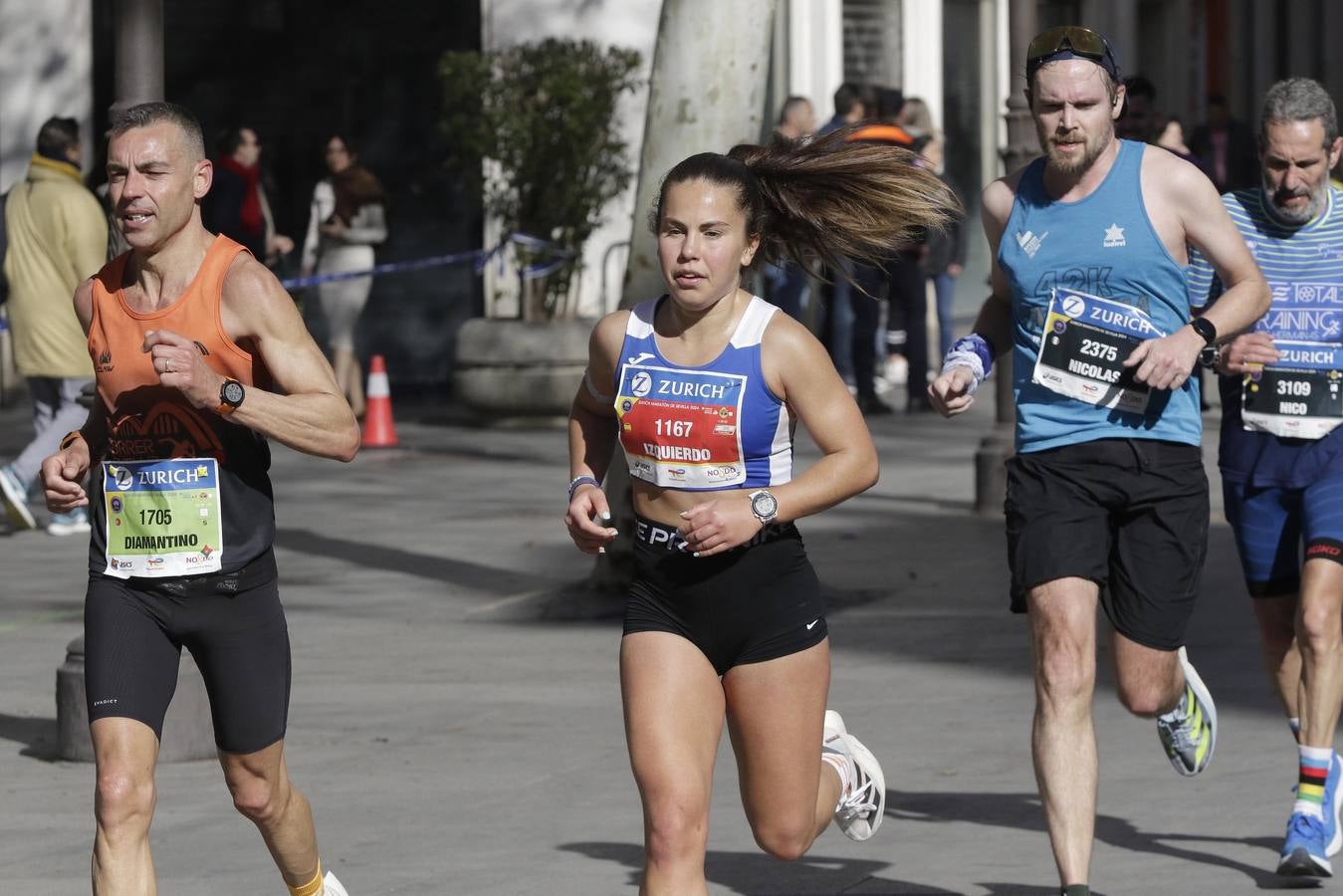 Corredores por el centro histórico de Sevilla
