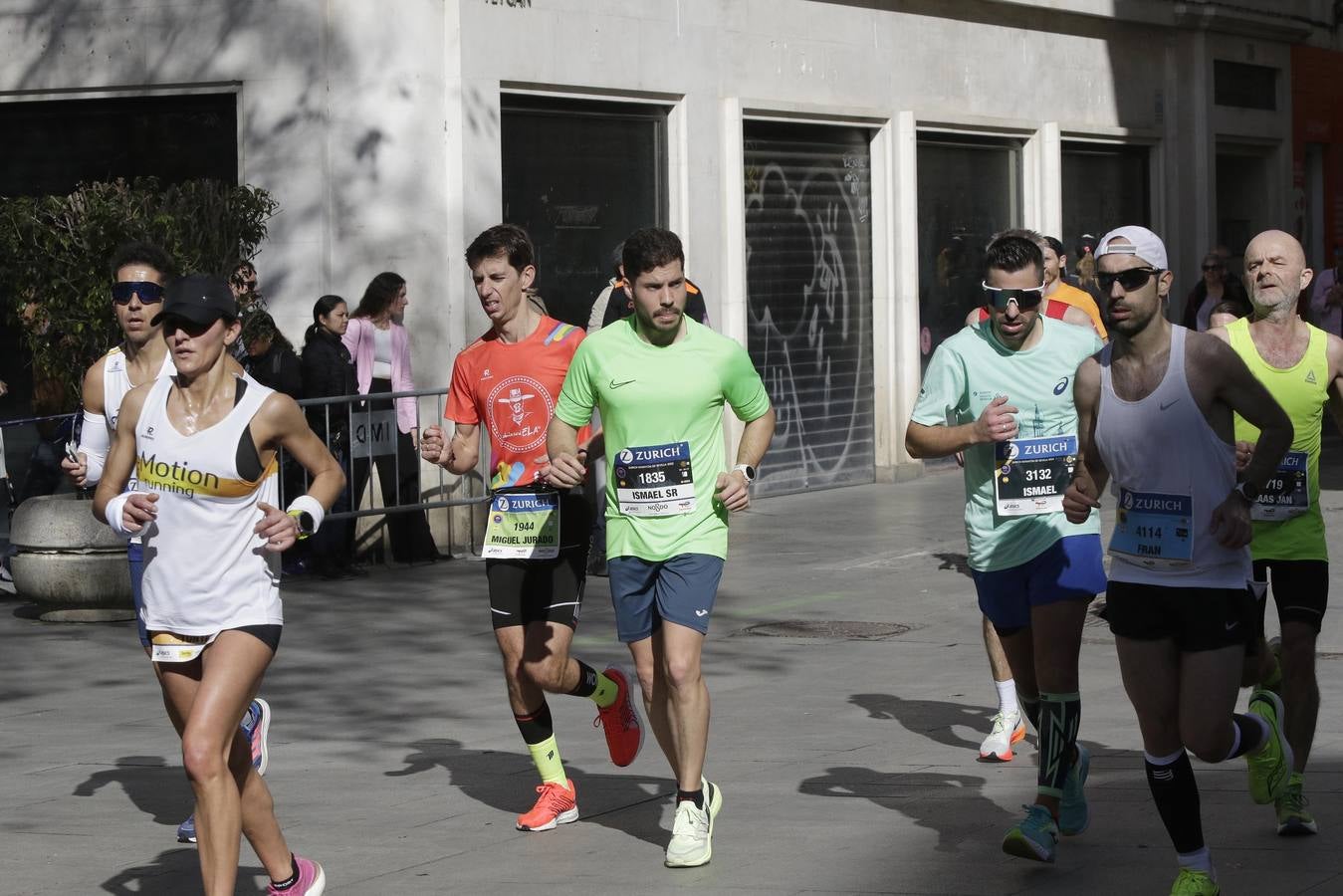Corredores por el centro histórico de Sevilla