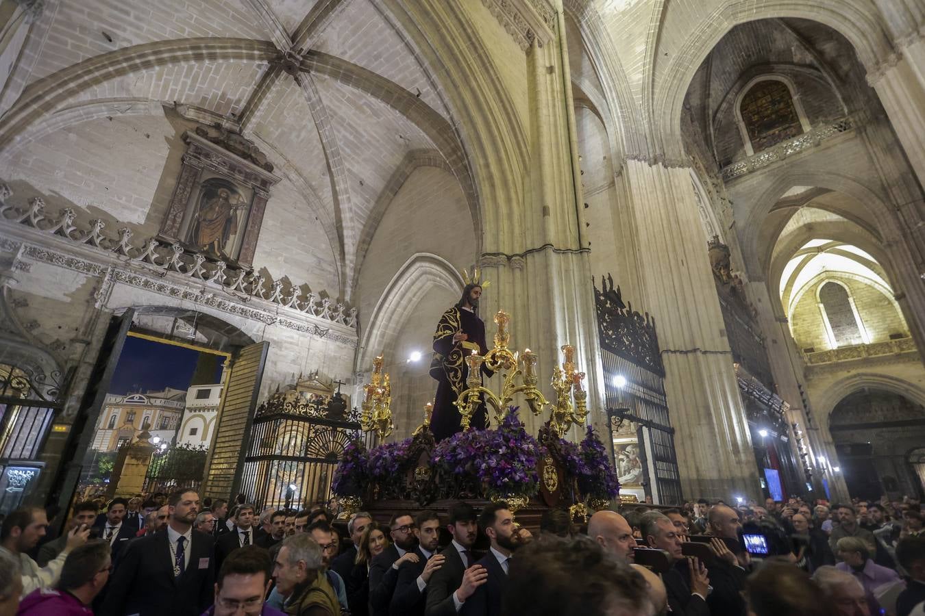 El Vía Crucis de las Hermandades y Cofradías por la Catedral de Sevilla