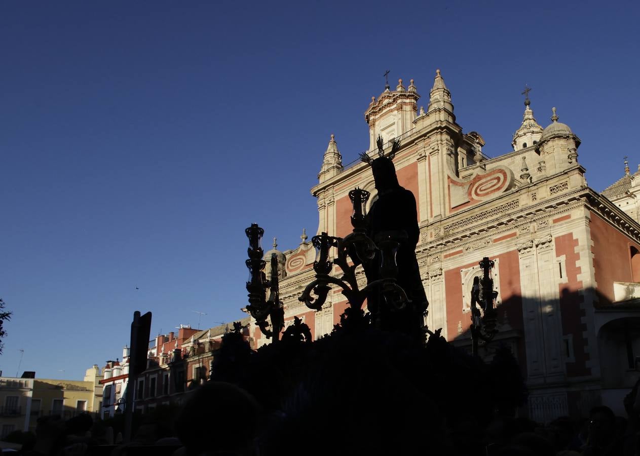 Nuestro Padre Jesús de la Redención ha estado rodeado de numerosos fieles durante todo el Vía Crucis