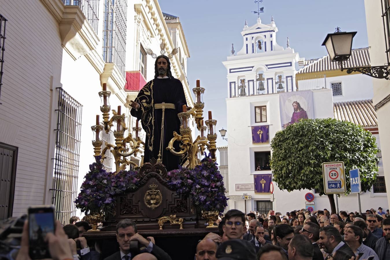 Nuestro Padre Jesús de la Redención ha estado rodeado de numerosos fieles durante todo el Vía Crucis