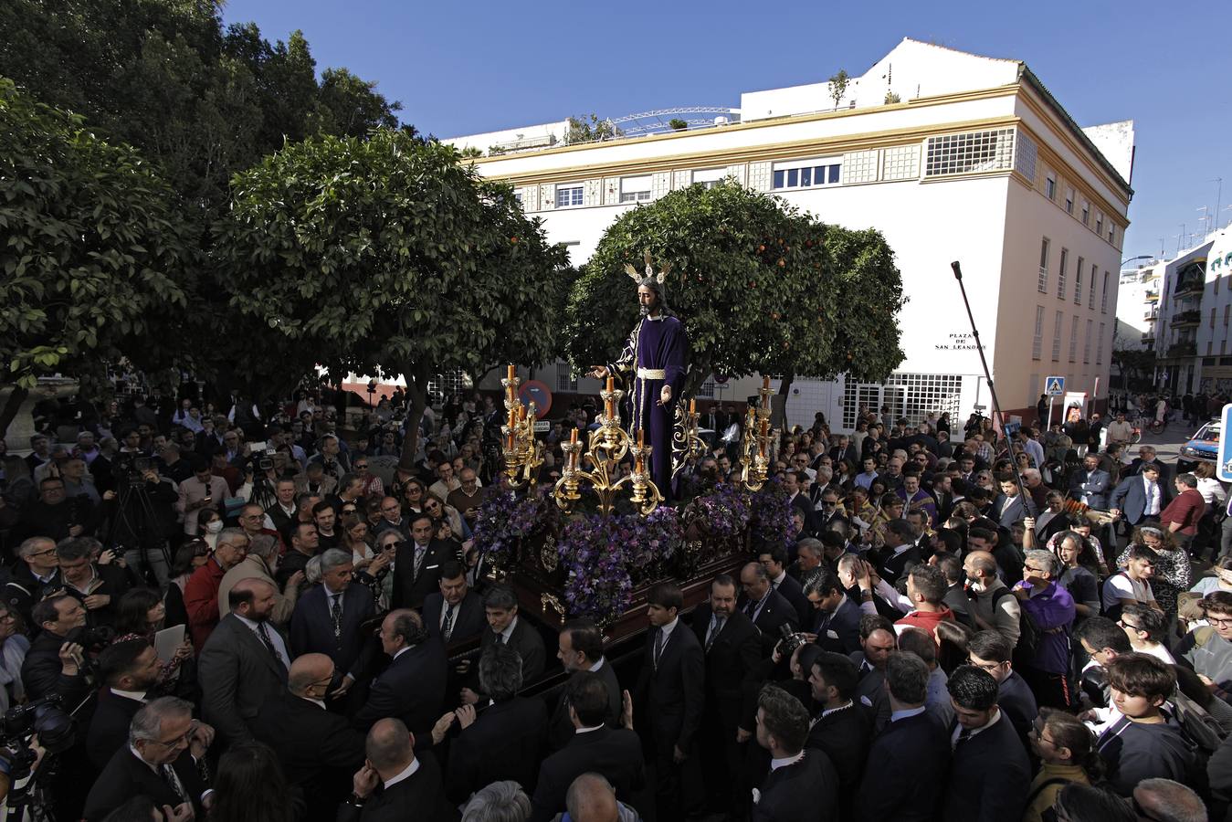 Nuestro Padre Jesús de la Redención ha estado rodeado de numerosos fieles durante todo el Vía Crucis
