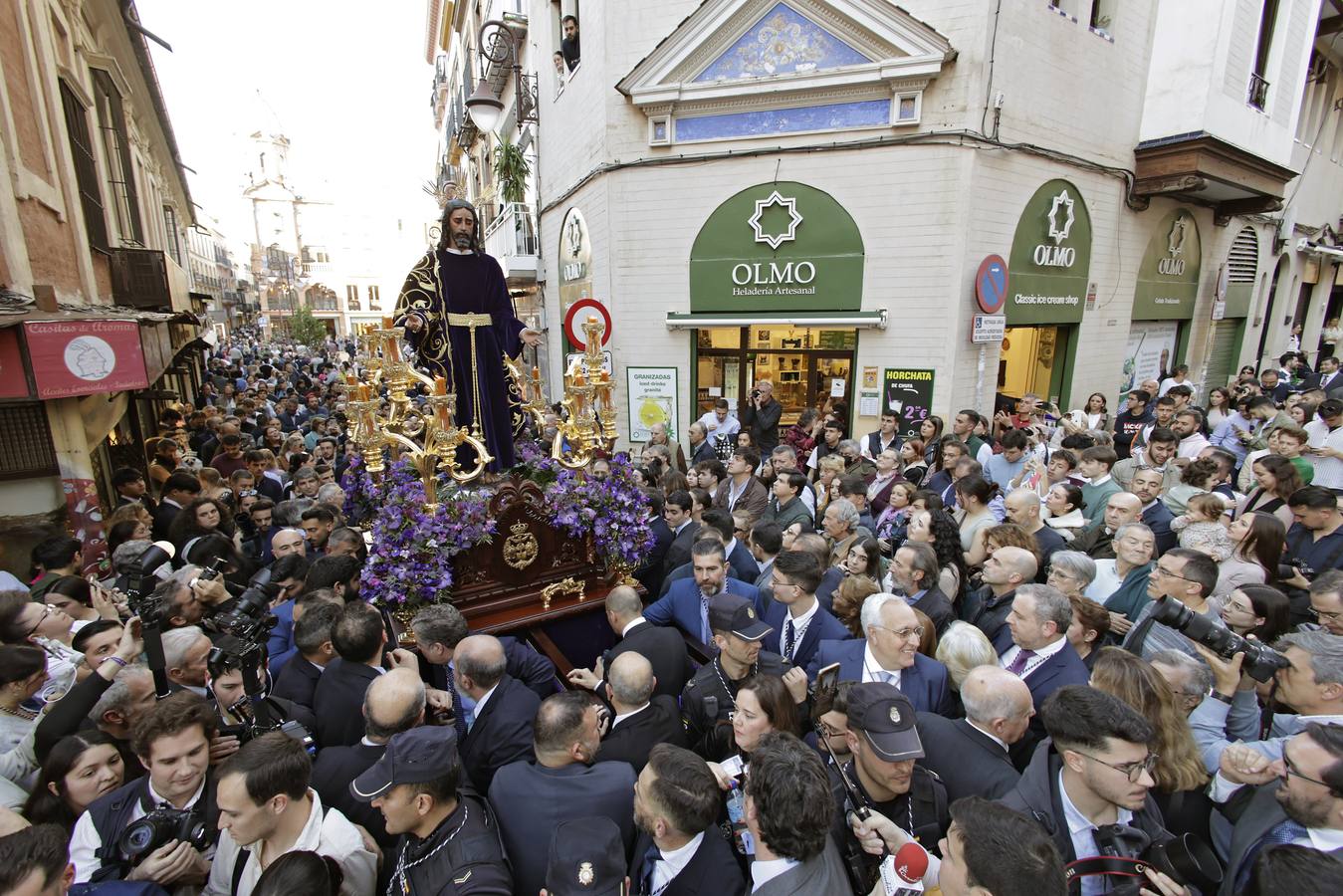 Nuestro Padre Jesús de la Redención ha estado rodeado de numerosos fieles durante todo el Vía Crucis