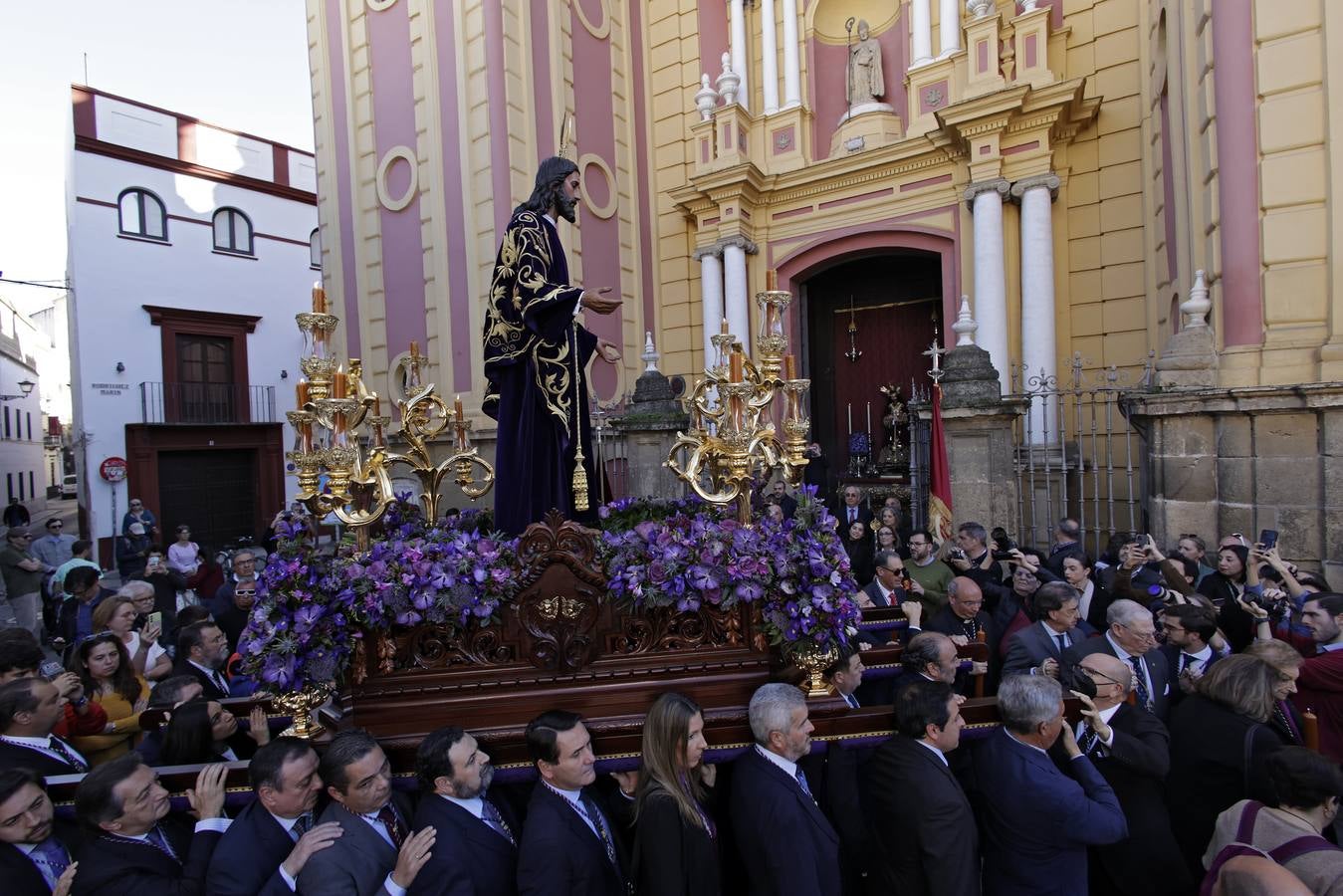 Nuestro Padre Jesús de la Redención ha estado rodeado de numerosos fieles durante todo el Vía Crucis
