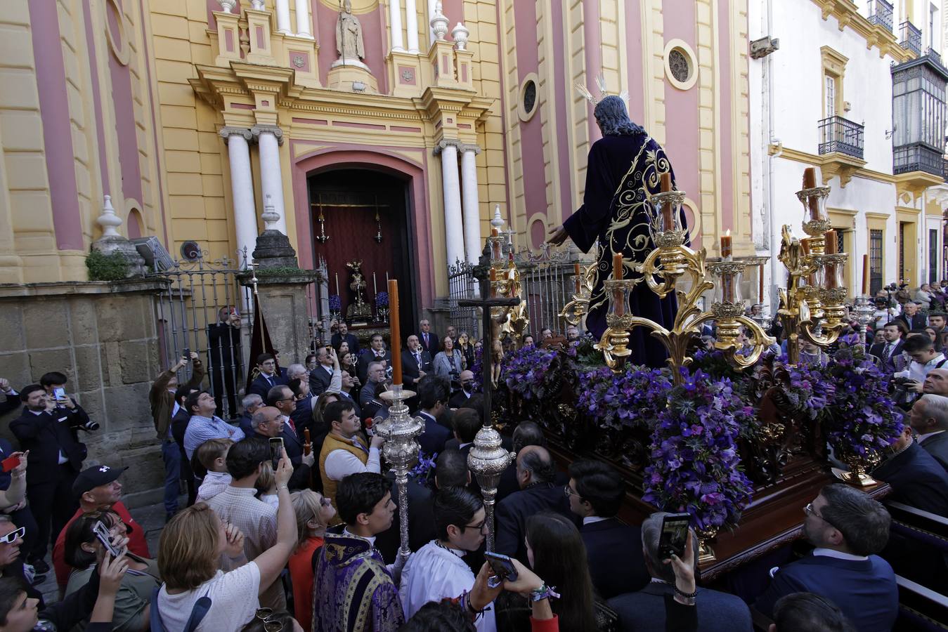 Nuestro Padre Jesús de la Redención ha estado rodeado de numerosos fieles durante todo el Vía Crucis