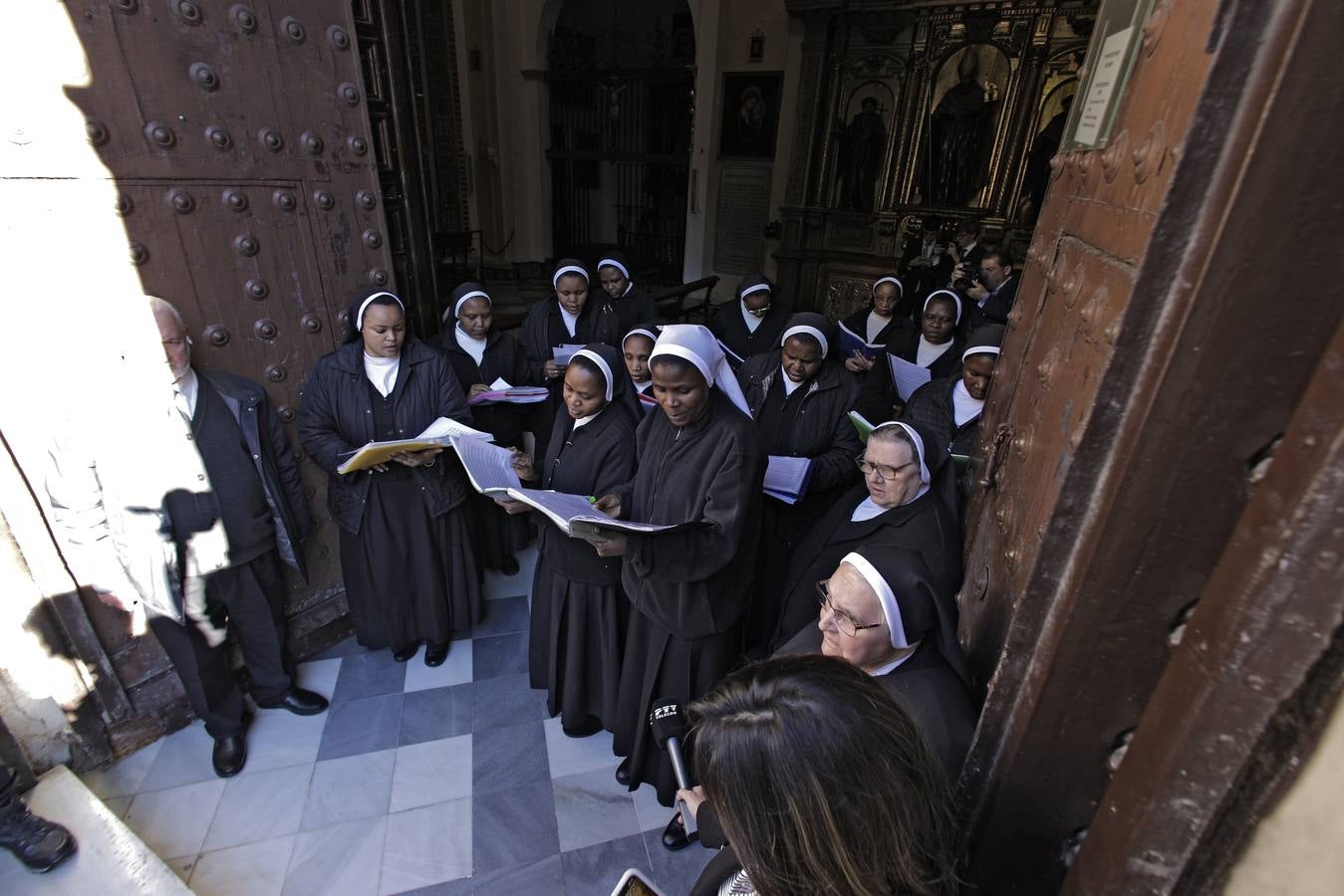 Nuestro Padre Jesús de la Redención ha estado rodeado de numerosos fieles durante todo el Vía Crucis