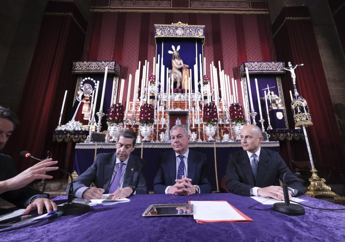 Firma de la donación por parte del hermano mayor y el presidente del grupo inversor, en presencia del alcalde