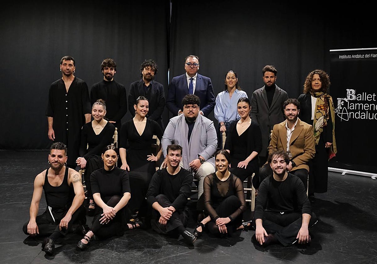 El nuevo elenco del Ballet Flamenco de Andalucía con el consejero Arturo Bernal