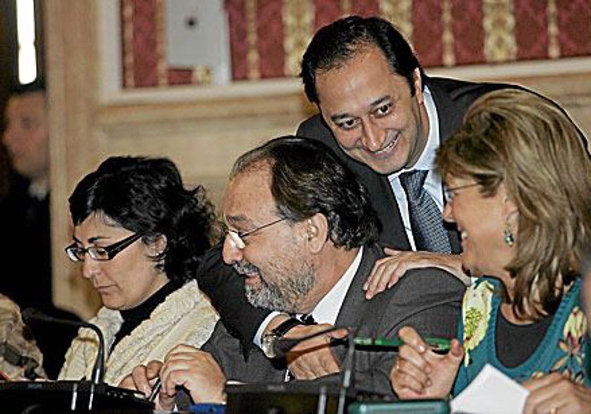 Gómez de Celis abraza a Alfonso Mir en el Pleno de la caseta en 2010
