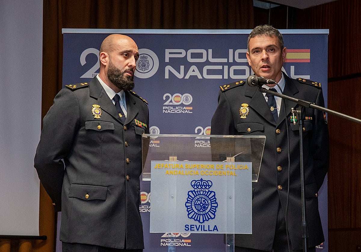 Miembros participantes en el operativo policial que destapó la red de explotación durante la rueda de prensa en la Jefatura Superior de Policía Nacional en Sevilla