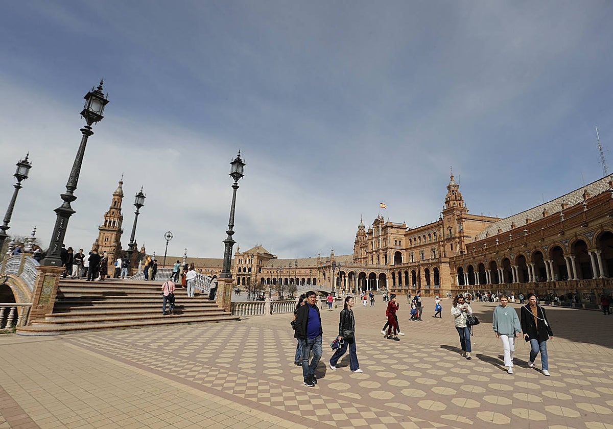 Grupos de turistas paseando por la Plaza de España