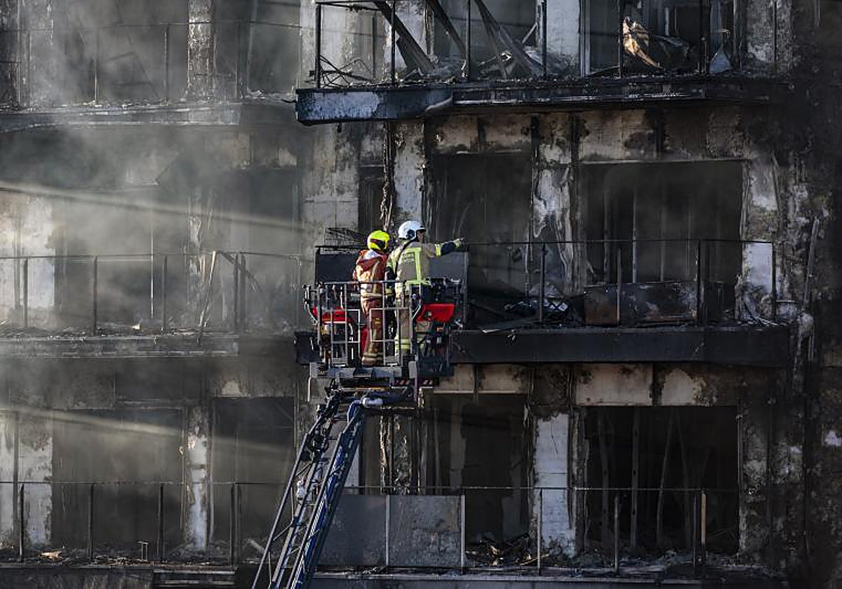 Una imagen del edificio incendiado en Valencia